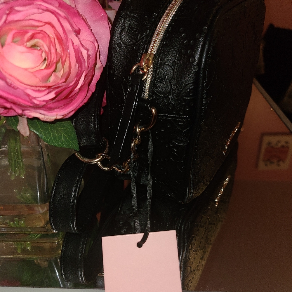 Debossed licorice camera crossbody bag - Picture 2 of 3